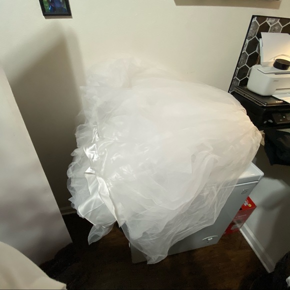 Wedding dress - Picture 4 of 12